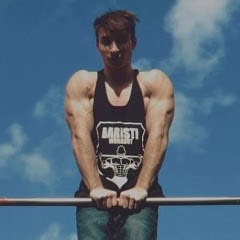 L'atleta Andrea Larosa alla sbarra mentre svolge uno dei recenti sport emergenti, conosciuto come calisthenics.