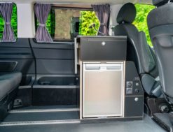 Ausbau Aktiv 4 Camper Mercedes Vito V-Klasse Viano für 5 Personen kompakte Küche Komfortliege Spüle schwarz matt