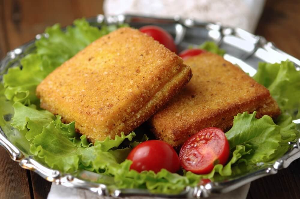 Mozzarella di bufala in carrozza al forno su letto di lattuga e pomodorini
