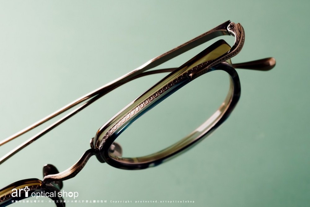 Leowl-in-eye-Titanium-LO-012-C3-LO-013-C2-026