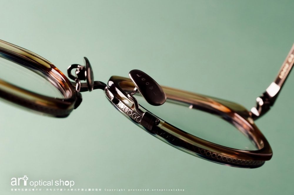 Leowl-in-eye-Titanium-LO-012-C3-LO-013-C2-039