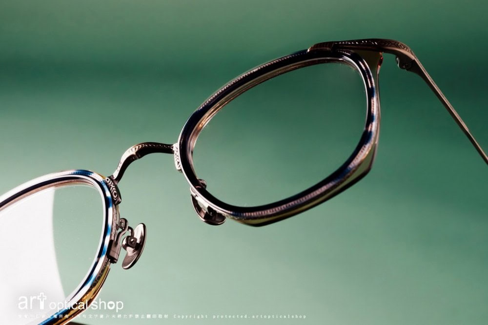 Leowl-in-eye-Titanium-LO-012-C3-LO-013-C2-059