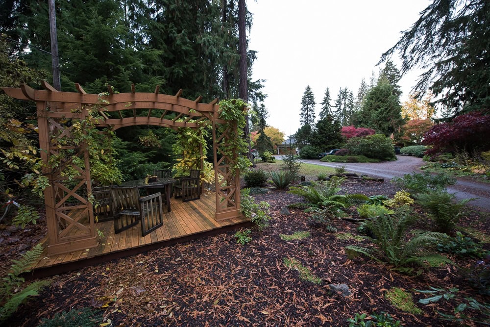 The front garden of Domaine Madeleine with the gazebo and sitting area