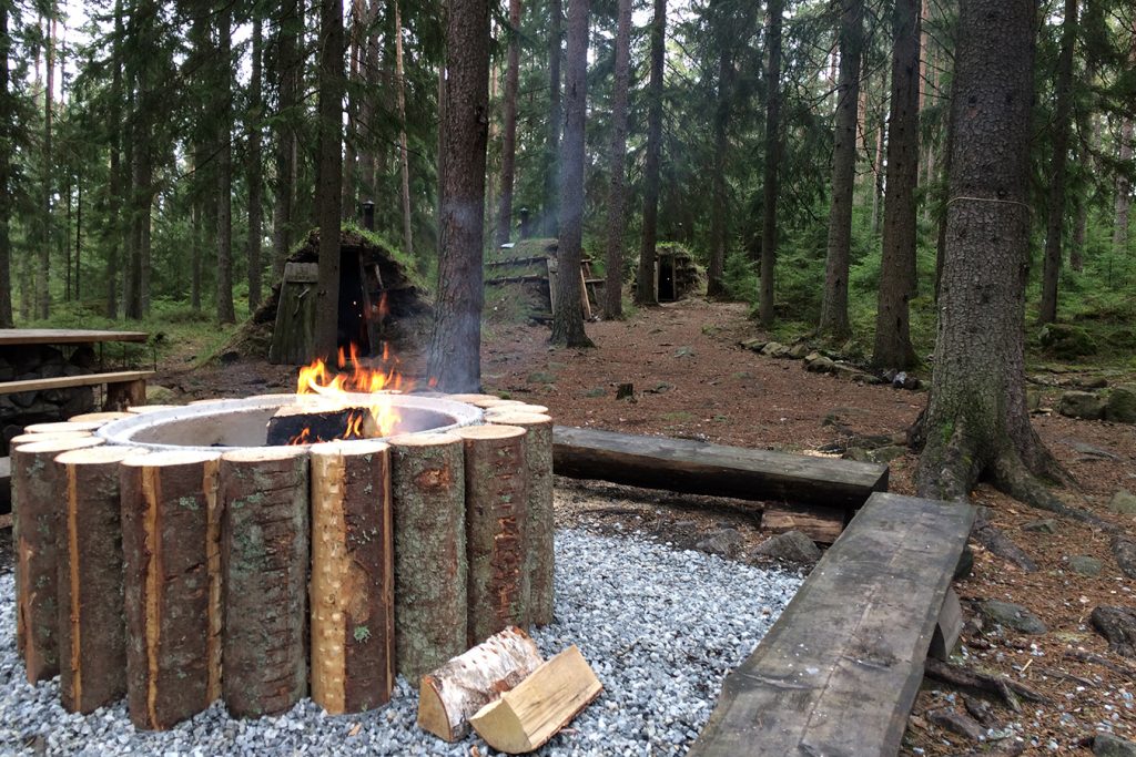 Kolarbyn Eco-Lodge Hotel Sweden -Eldstad-med-kubbar