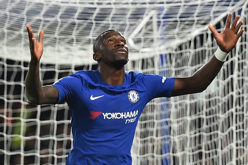 Chelsea's German defender Antonio Rudiger celebrates after scoring from a looping header during the English League Cup fourth round football match between Chelsea and Everton at Stamford Bridge in London on October 25, 2017. / AFP PHOTO / Glyn KIRK / RESTRICTED TO EDITORIAL USE. No use with unauthorized audio, video, data, fixture lists, club/league logos or 'live' services. Online in-match use limited to 75 images, no video emulation. No use in betting, games or single club/league/player publications. / (Photo credit should read GLYN KIRK/AFP/Getty Images)