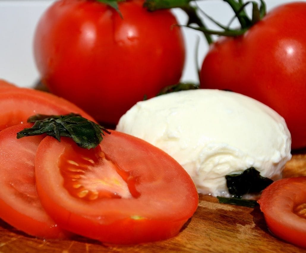 burrata di bufala per paccheri alla sorrentina light con gamberi