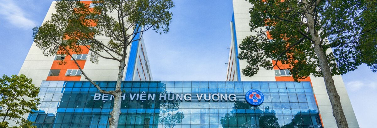 Nhân viên y tế hỗ trợ sản phụ tại Bệnh viện Hùng Vương