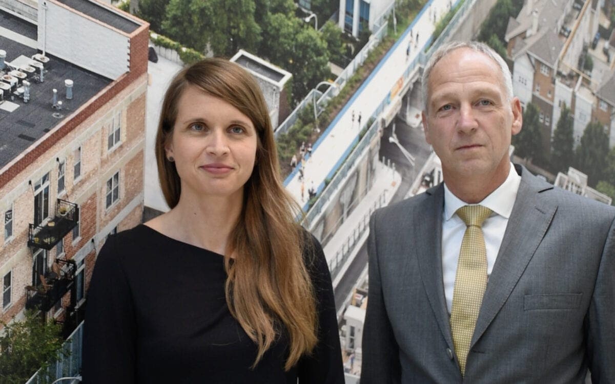 Frau Dr. Planinsek mit dem Geschäftsführer Dr. Thomas Hain