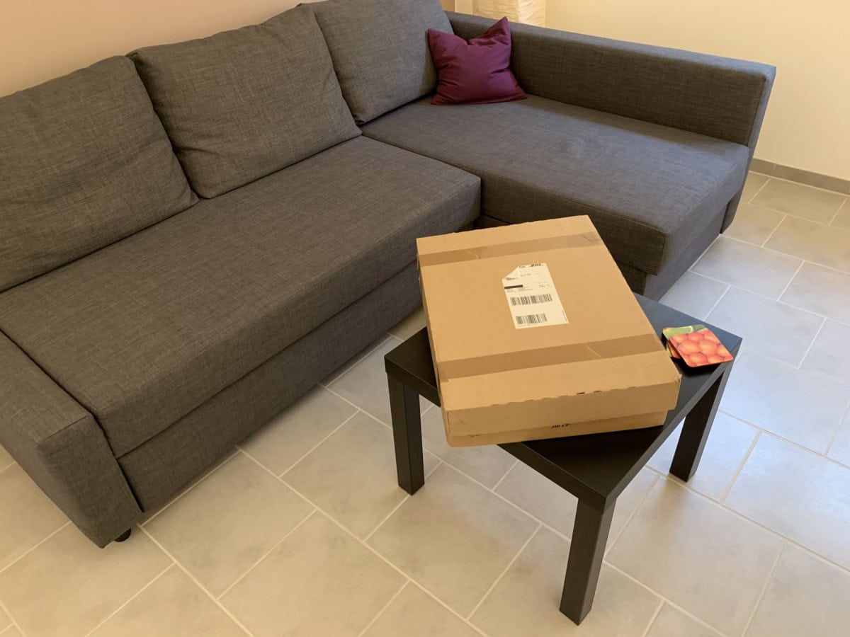 Das Paket im Vergleich zu einem Couchtisch.