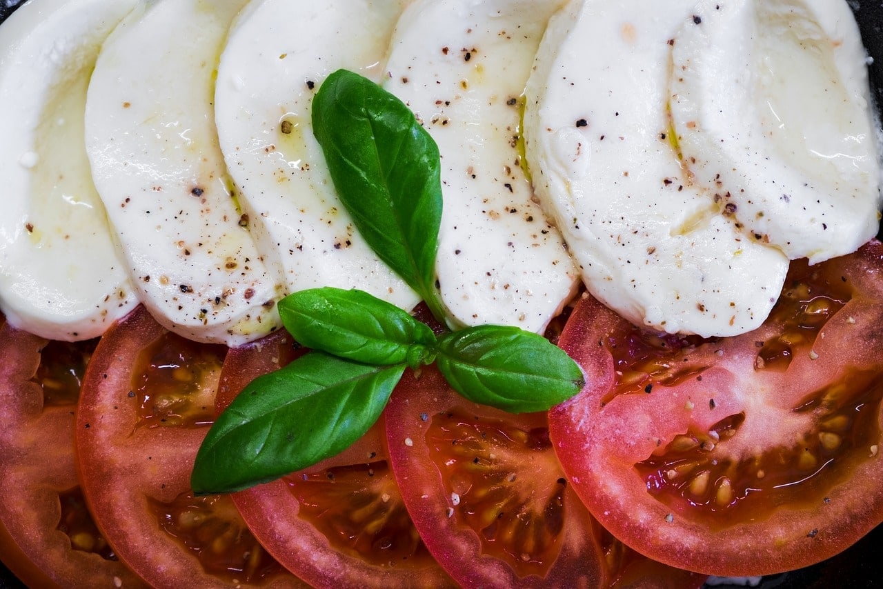 mozzarella di bufala Abbuffa in insalata caprese fresca