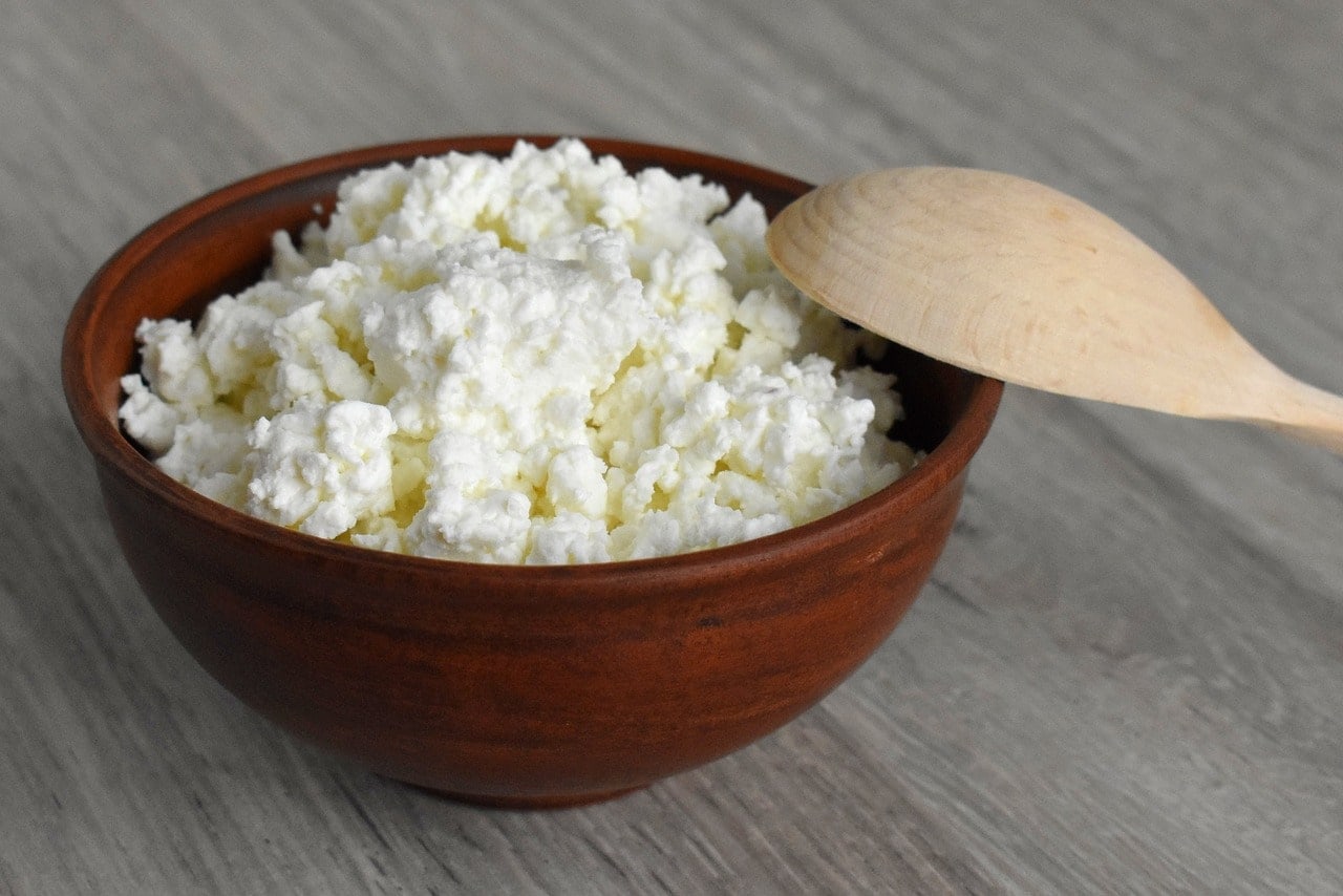 ciotola di legno marrone contenente ricotta di bufala campana dolce
