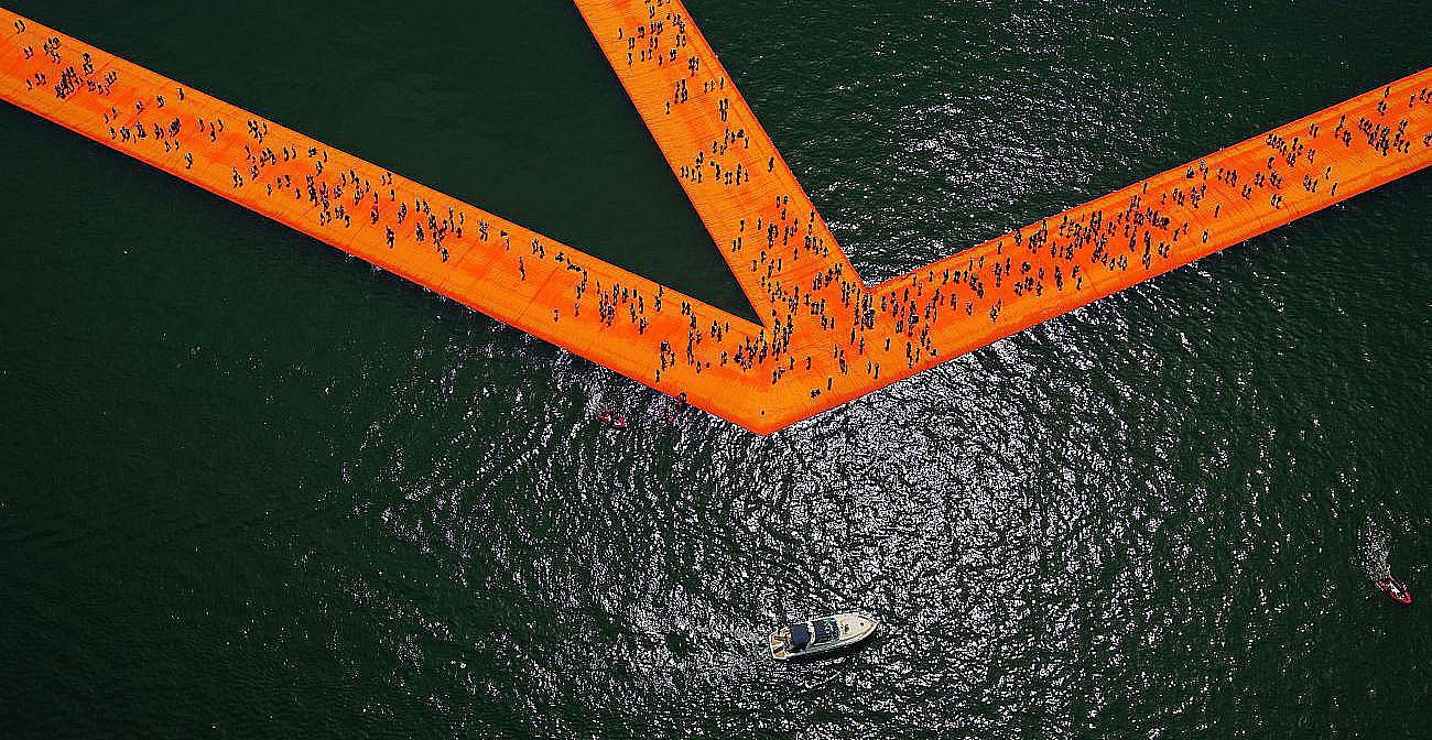 Christo and Jeanne-Claude The Floating Piers, Lake Iseo, Italy 2014-2106 Photo: Wolfgang Volz
