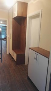 dve police i plakar u hodniku