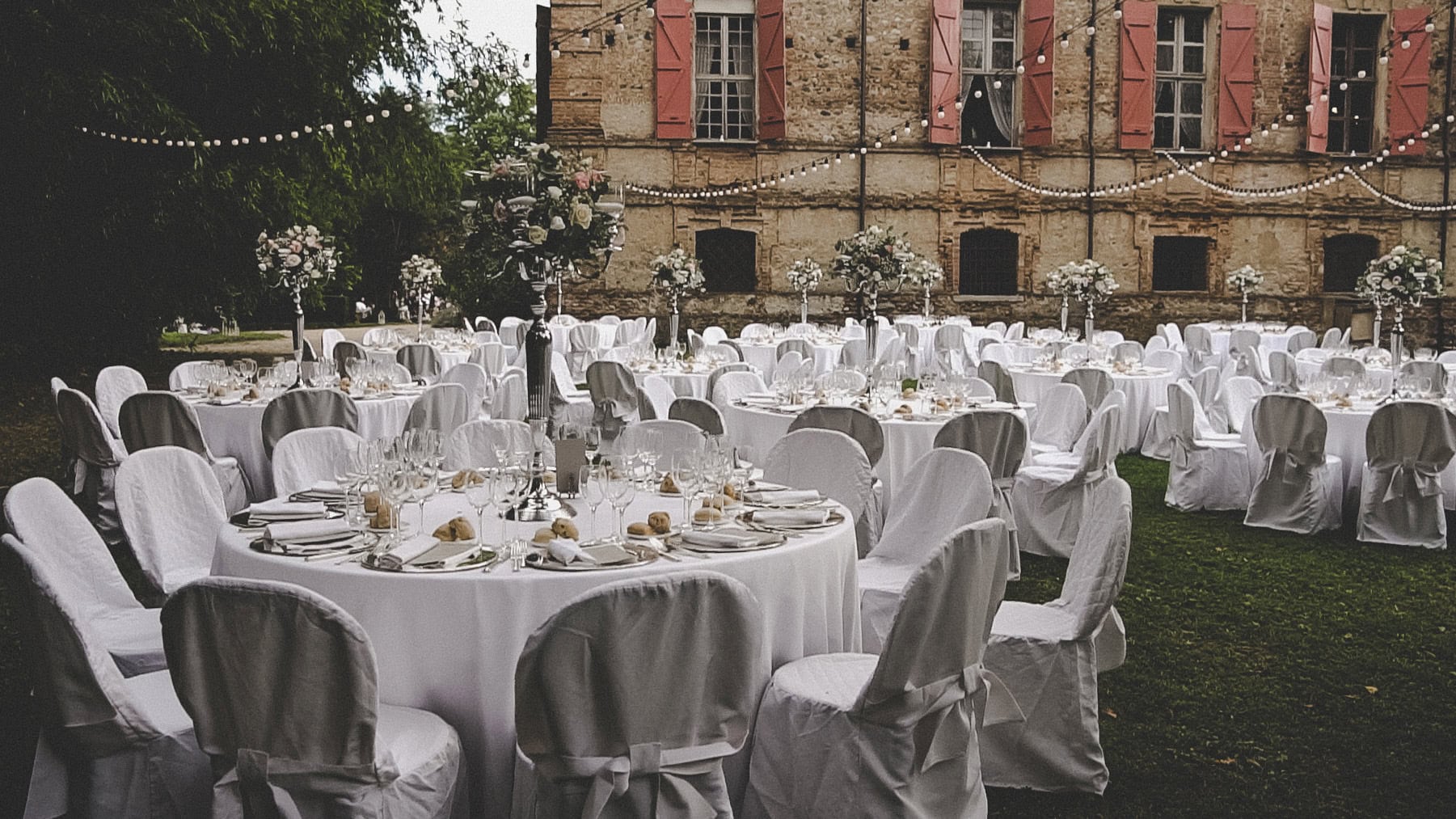 cena sul prato allestimento tavoli di un matrimonio all'aperto