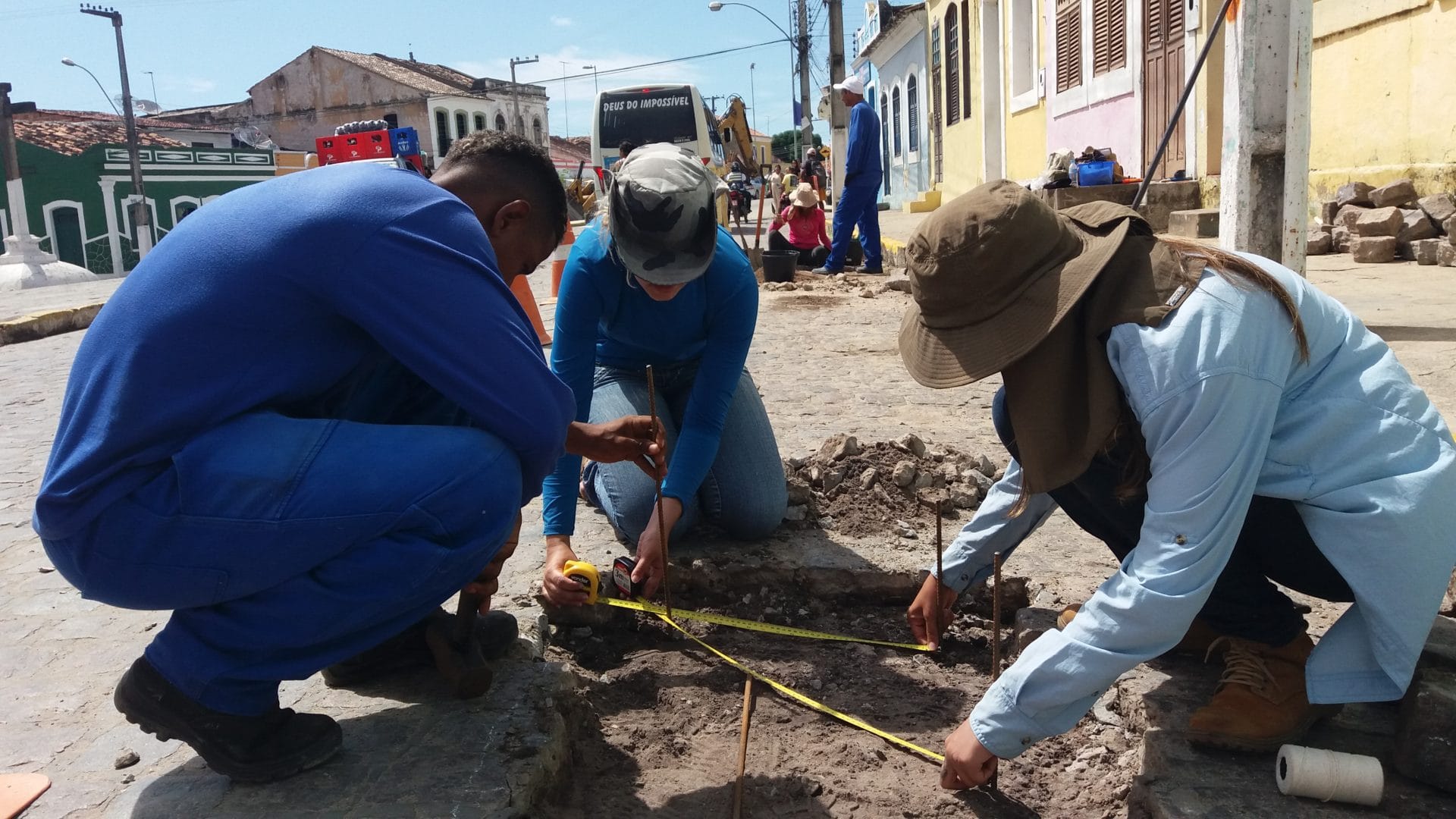 2 – Sondagem para evidenciar antigo pavimento da rua ao lado do Convento Franciscano Esgotamento Sanitário no município de Marechal Deodoro AL