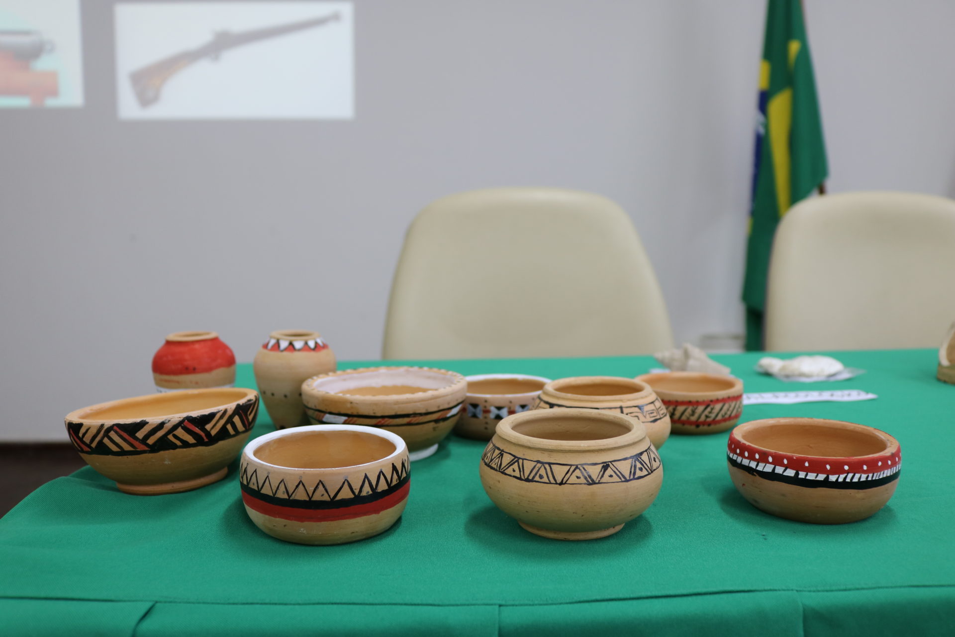 1 – Arqueologia experimental – Material cerâmico pintado reproduzindo pinturas indígenas