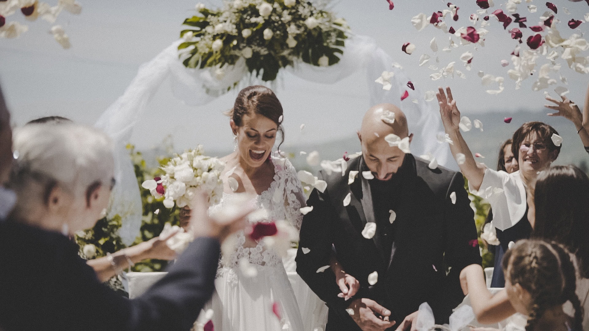 lancio dei petali lancio dei petali durante un matrimonio