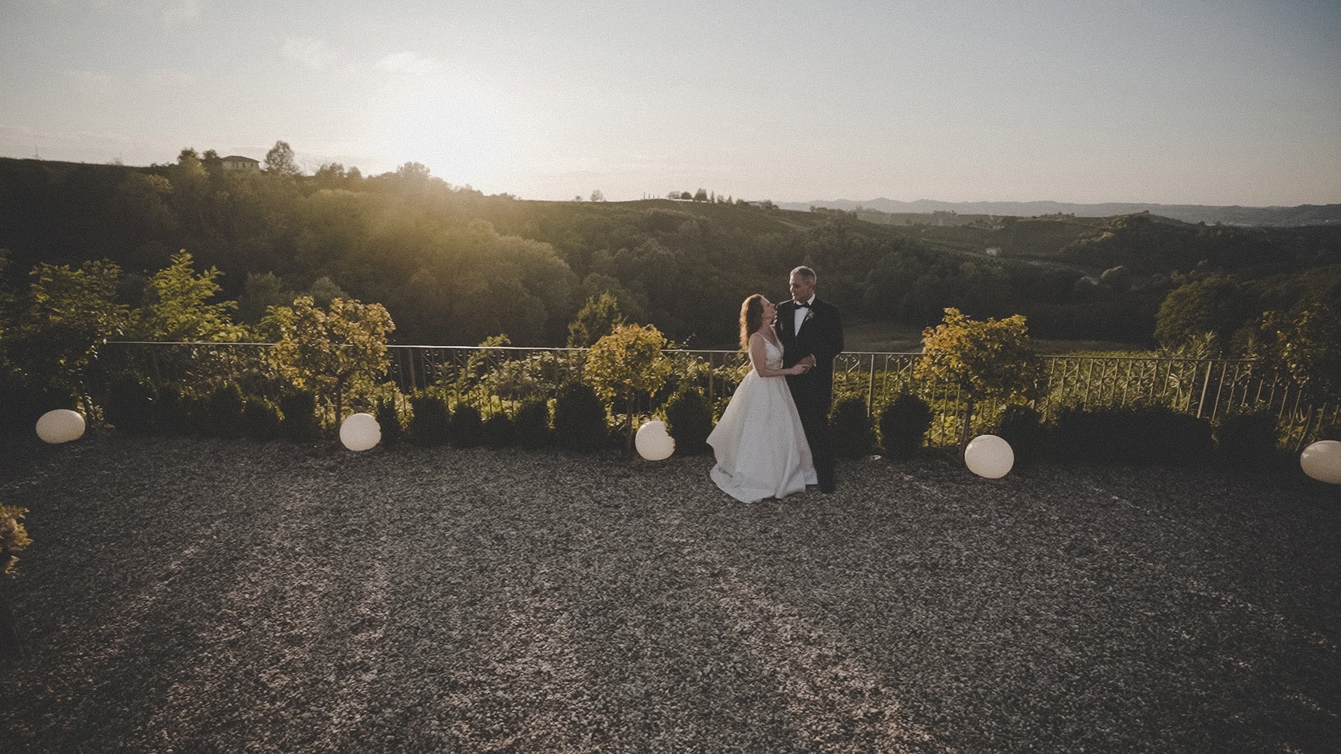 matrimonio intimo al tramonto sposi al tramonto dopo la cerimonia