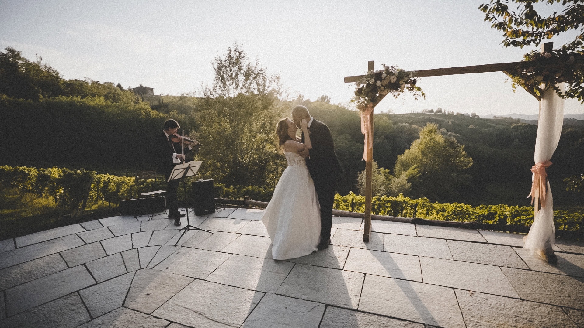 romantica cerimonia intima sposi ballano al suono del violino