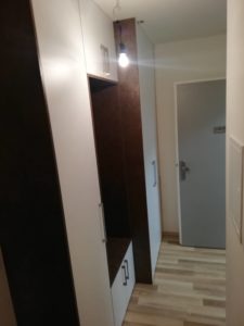 americki plakari u hodniku