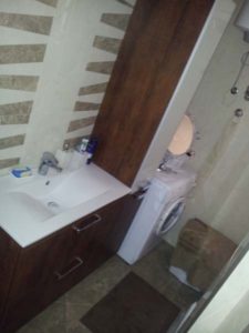 Polica i ugradni lavabo u kompletu