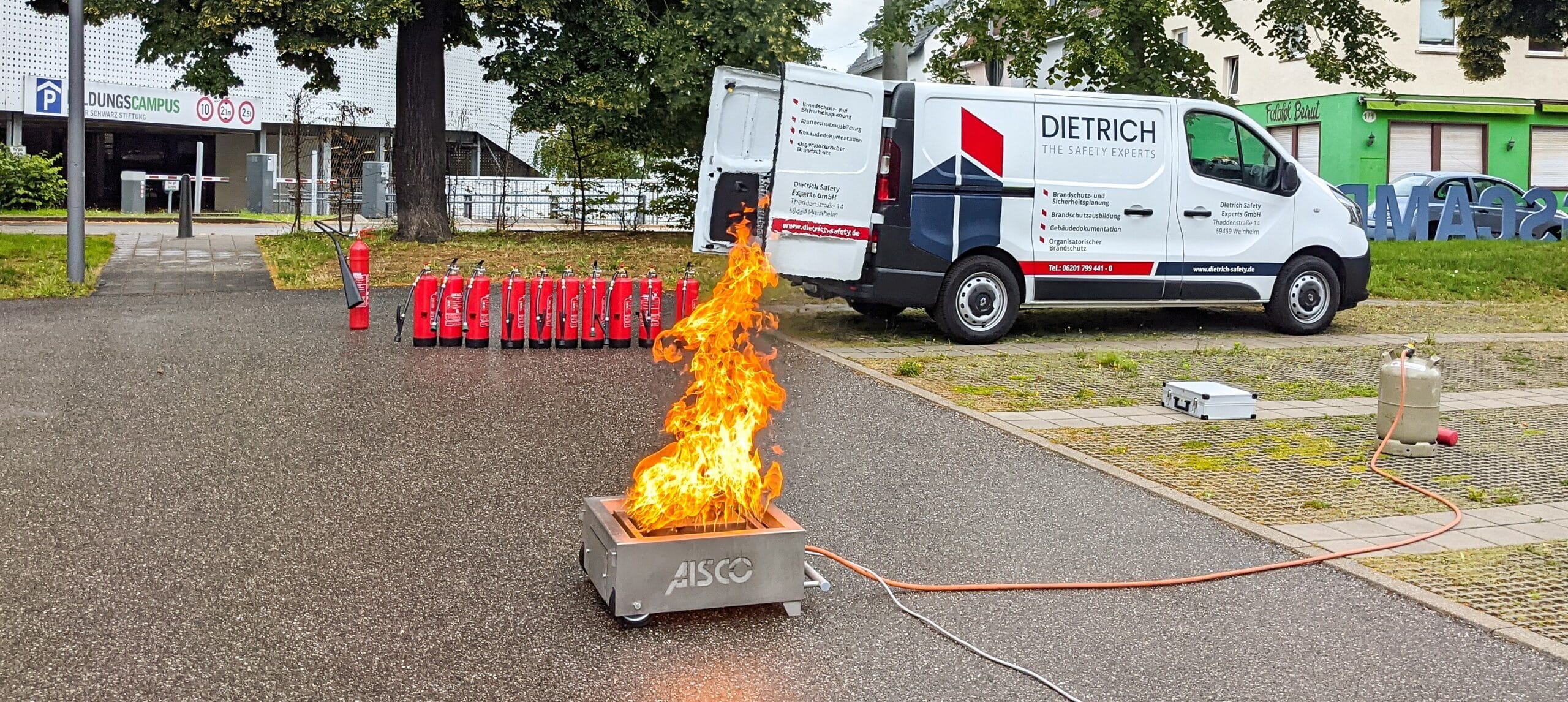 Praktische Übung der Brandschutzhelfer-Untweisung.