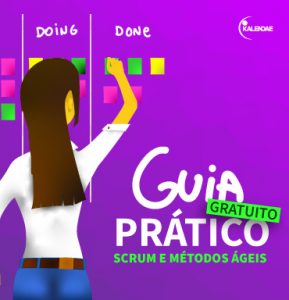 Mulher fazendo o papel de scrum master movendo post-its em um painel Kanban