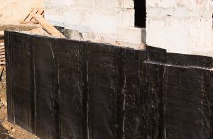 Kellerwanne-Altbau-Kellersanierung-tipp-zum-bau Die Ränder einer Kellerwanne im Altbau müssen abgedichtet werden. Eine Möglichkeit ist hier Bitumen.
