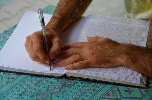 Orang yang merasa optimis bahwa memiliki rumah kos pasti akan menguntungkan. Contoh Pembukuan Usaha Kos Kosan Yang Sederhana