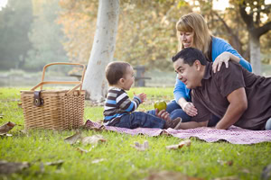 shutterstock_125944049_Father_Toddler_Apple_300px