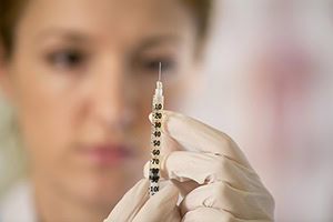 shutterstock_253430857_nurse_insulin_needle_300px