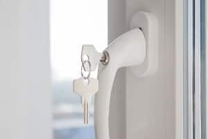 Fenstersicherung-tipp-zum-bau EIn Fensterschloss ist eine simple Variante der Fenstersicherung. Tipp zum Bau verrät Ihnen, ob das das Richtige für Ihre Situation ist.