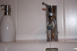 trinkwasserhygiene-materialien-tipp-zum-bau Ihre Trinkwasserhygiene hängt unter anderem vom Material Ihrer Wasserleitung ab.