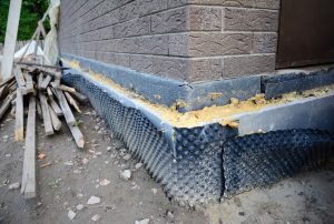 Kellerwanne-Altbau-Abdichtung-tipp-zum-bau Hausecke einer Kellerwanne im Altbau, die mit einer speziellen Folie abgedichtet ist.