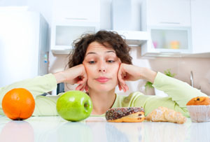 shutterstock_160203056_Woman_Fruit_V_Sweets_300px