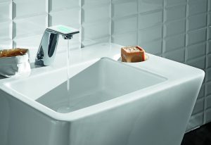 Über die berührungslose Armatur für Ihr Bad mit Barrierefreiheit informiert Sie Tipp zum Bau.