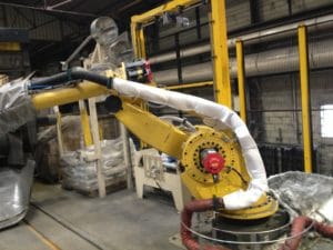 Alimentation d’air installée sur le robot avant montage de la housse. alimentation-air-housse-ventilee-protection-robot-cover-fanuc