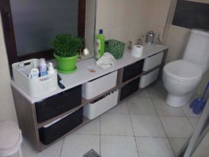 polica u kupatilu za odlaganje veša i peškira