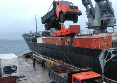 El aviso ARA “Puerto Argentino” desembarcó insumos y maquinarias en la Base Conjunta Antártica Petrel