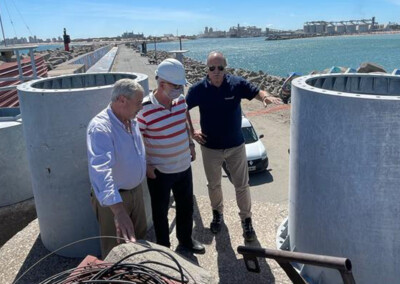 Puerto Quequén reconstruye una baliza en la Escollera Sur