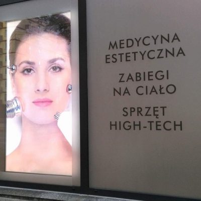 Lightbox w witrynie salonu kosmetycznego