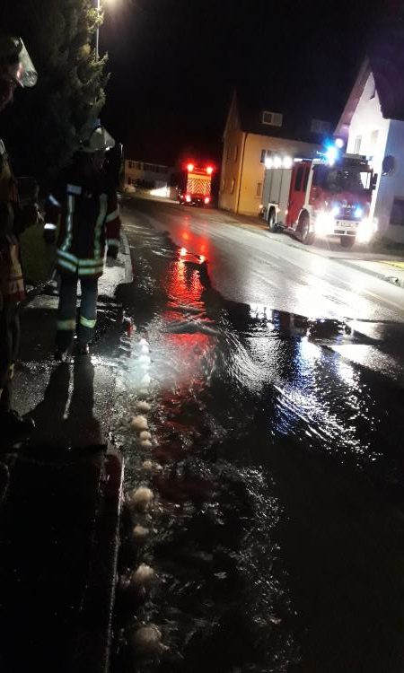 Fahrbahn überschwemmt