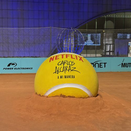 Escultura de pelota de tenis gigante para la presentación del documental de Carlos Alcaraz (Netflix) Es-Tallado