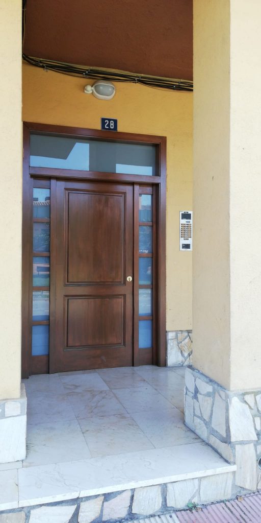 Rehabilitación de puertas de madera para comunidad