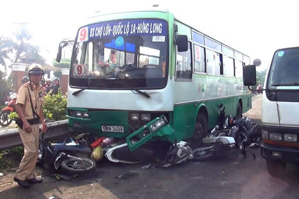 Chiếc xe bus hung thần và và hàng trăm triệu tiền bồi thường
