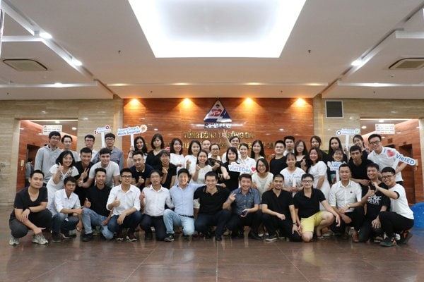 Tập thể VietED chụp ảnh kỷ niệm mừng sinh nhật 7 tuổi