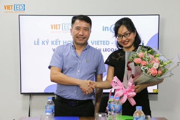 Đại diện VietED và inCoach trao hoa sau ký kết