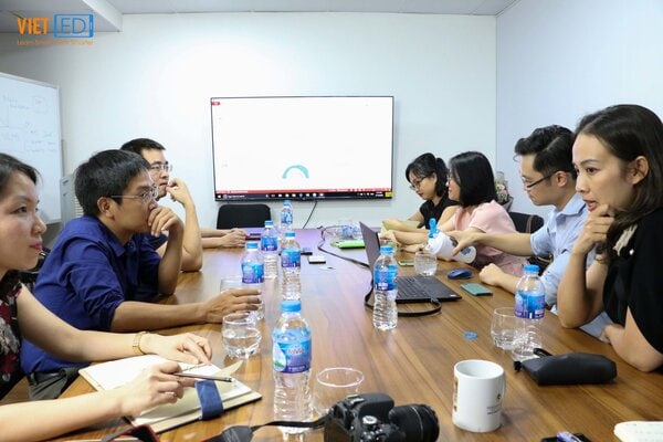 Ban lãnh đạo và các thành viên tham dự lắng nghe phần trình bày của bà Đỗ Thị Thu Trà