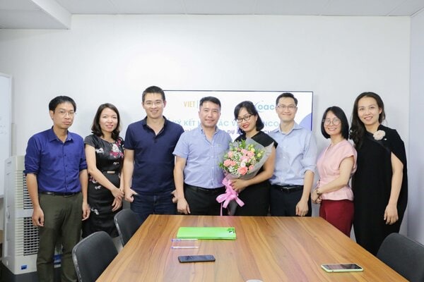Ban lãnh đạo VietED và inCoach chụp ảnh lưu niệm sau lễ ký kết