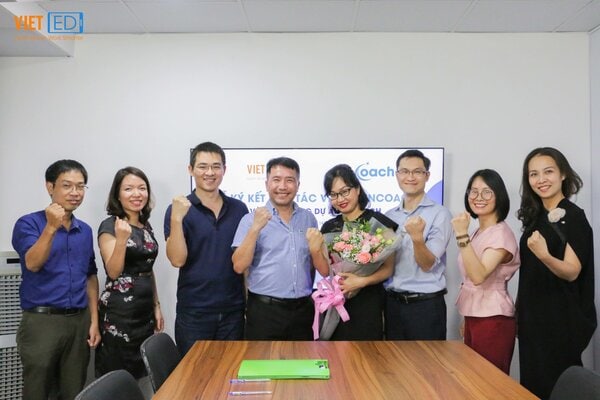 Ban lãnh đạo VietED và inCoach chụp ảnh lưu niệm sau lễ ký kết